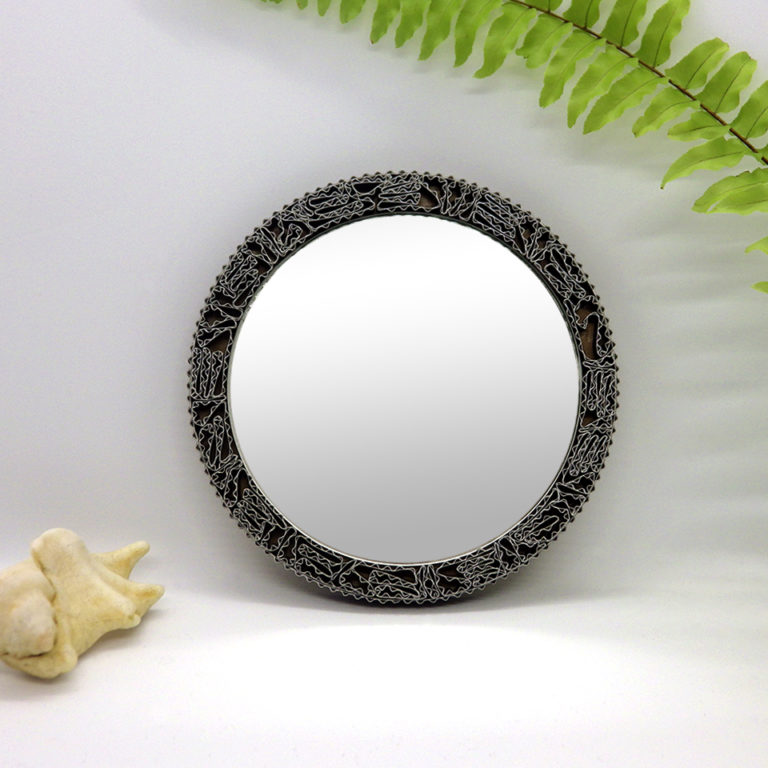 Miroir encadré de dentelle de carton.